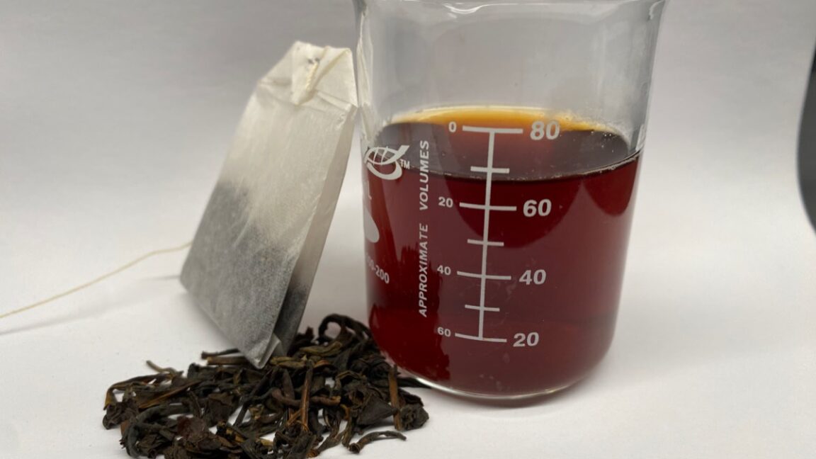 brewing-tea-removes-lead-from-water