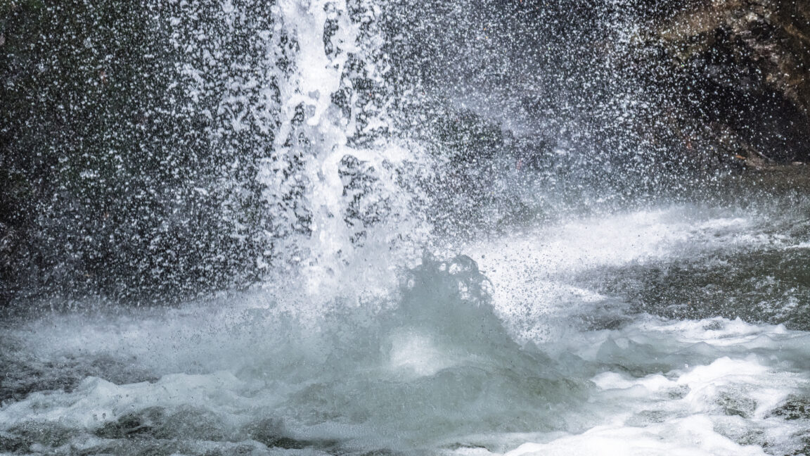 small-charges-in-water-spray-can-trigger-the-formation-of-key-biochemicals