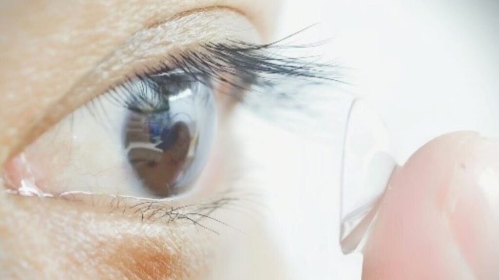 infrared-contact-lenses-let-you-see-in-the-dark