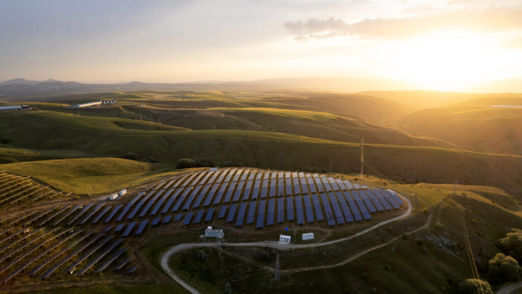 us-solar-keeps-surging,-generating-more-power-than-hydro-in-2025
