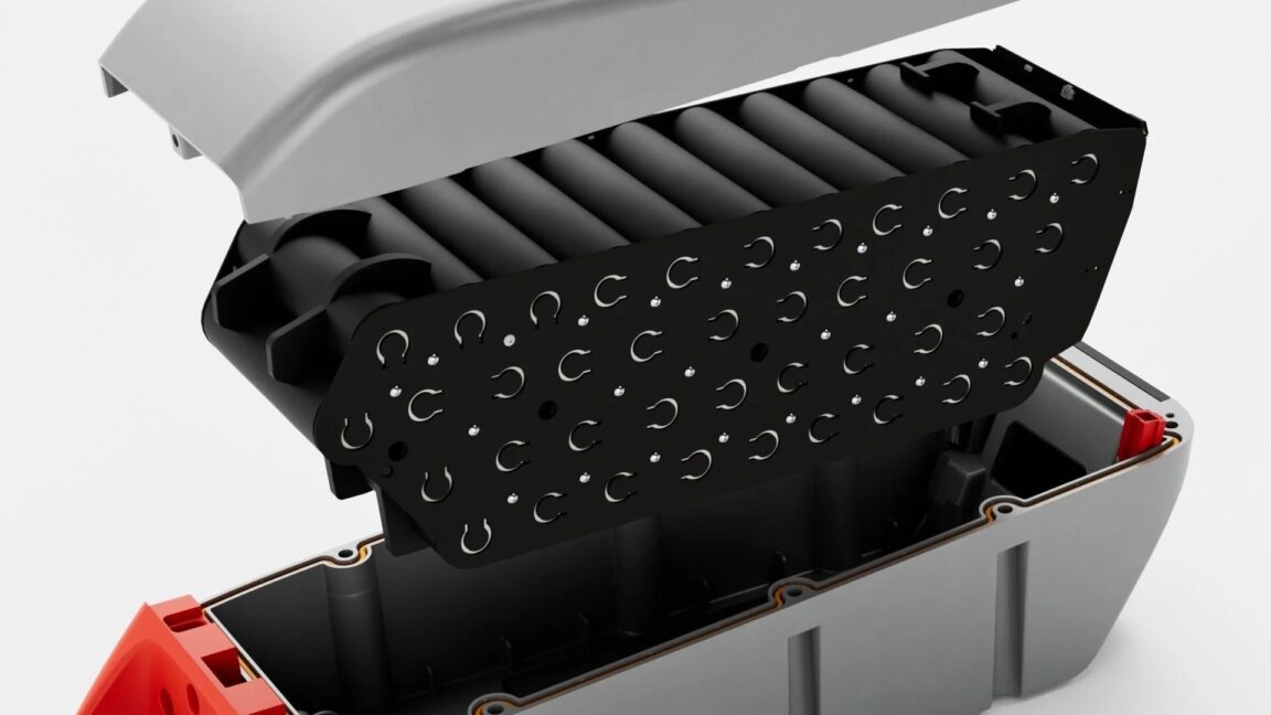 gouach-wants-you-to-insert-and-pluck-the-cells-from-its-infinite-e-bike-battery