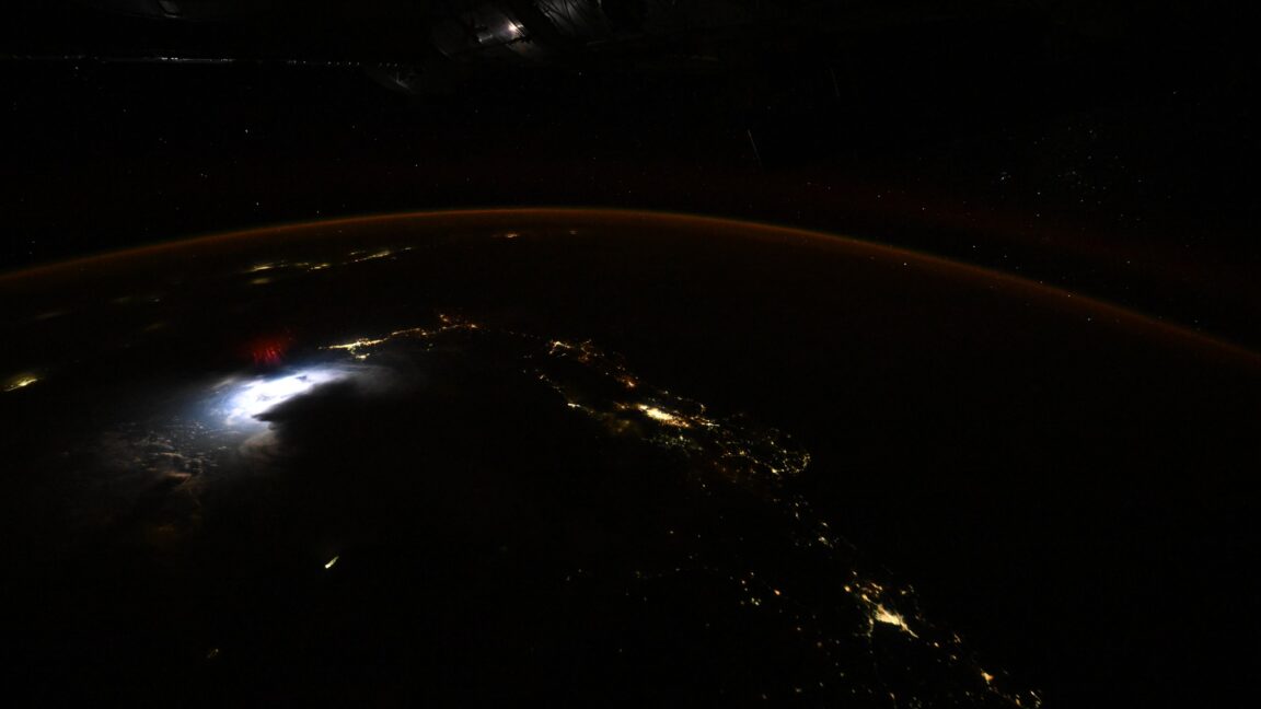 tuesday-telescope:-a-time-lapse-from-orbit-reveals-treasures-below