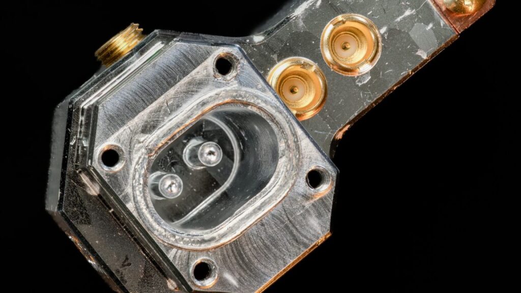 startup-puts-a-logical-qubit-in-a-single-piece-of-hardware
