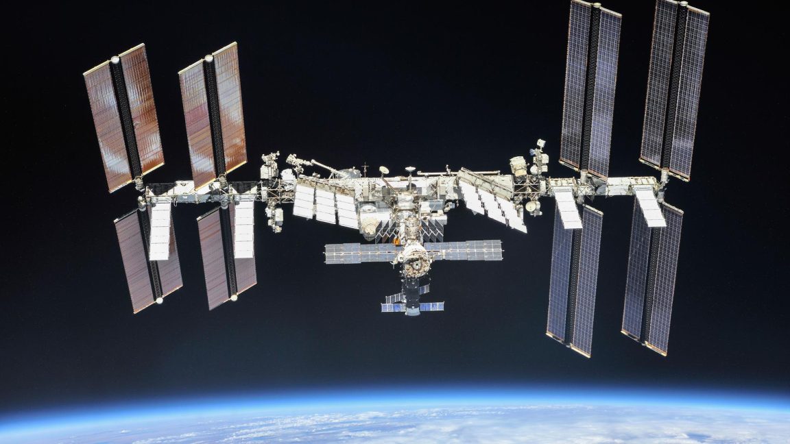 there’s-another-leak-on-the-iss,-but-nasa-is-not-saying-much-about-it