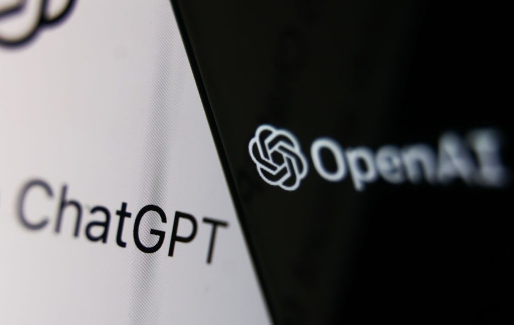 chatgpt-users-hate-gpt-5’s-“overworked-secretary”-energy,-miss-their-gpt-4o-buddy