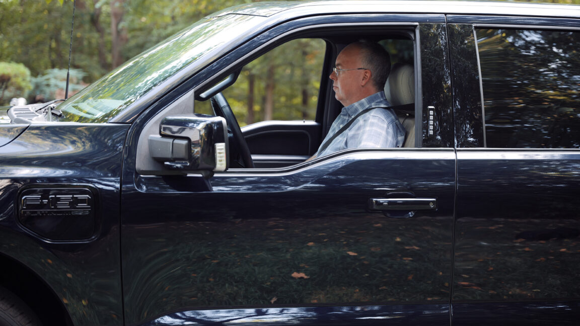 ford-f-150-lightnings-are-powering-the-grid-in-first-residential-v2g-pilot