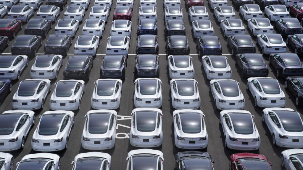 tesla-reverses-sales-decline-in-q3,-sells-50k-more-cars-than-it-built