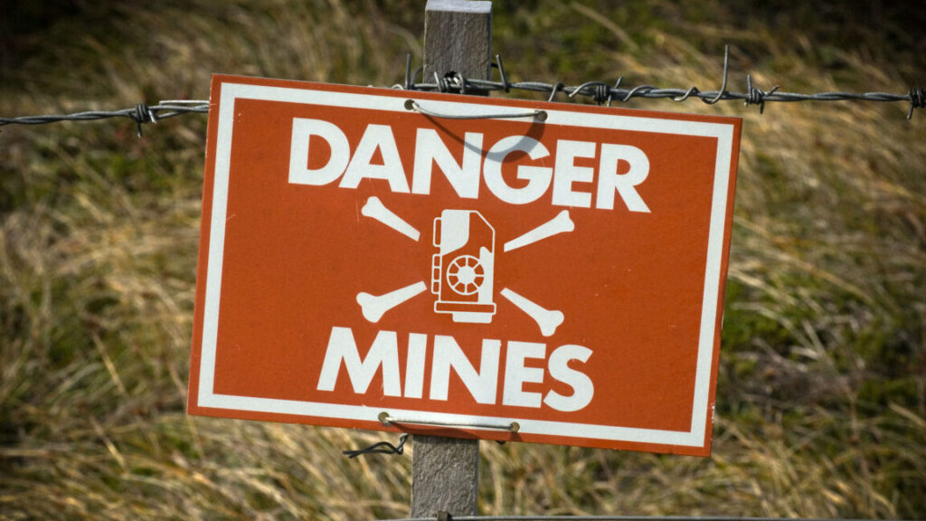 we-asked-four-ai-coding-agents-to-rebuild-minesweeper—the-results-were-explosive