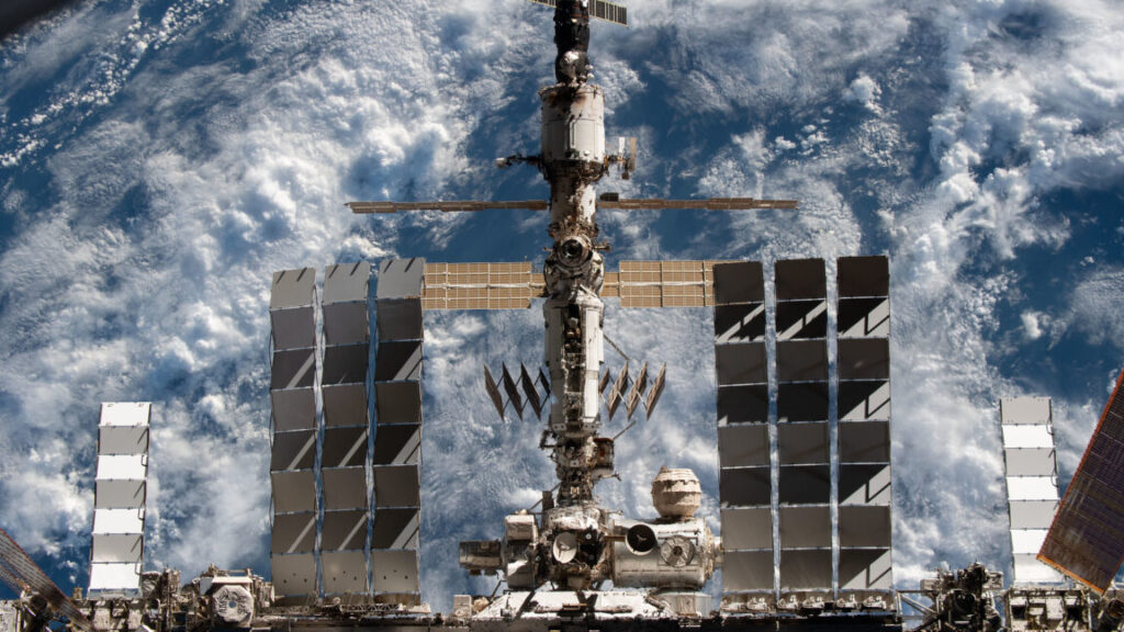 after-half-a-decade,-the-russian-space-station-segment-stopped-leaking