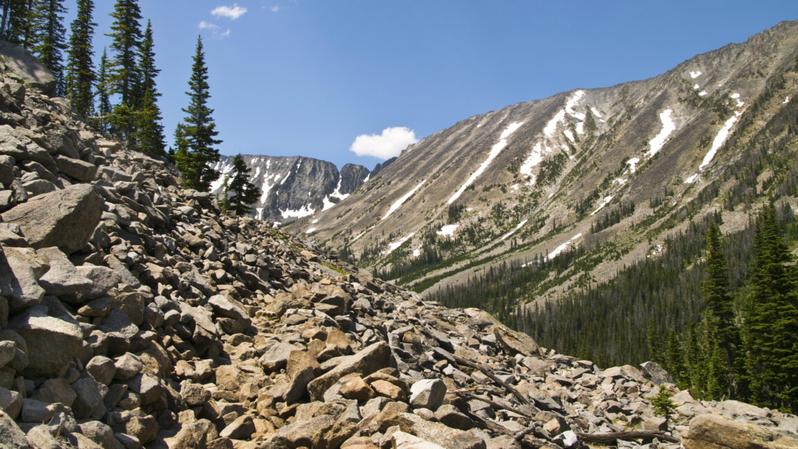 us-black-hawk-helicopter-trespasses-on-private-montana-ranch-to-grab-elk-antlers