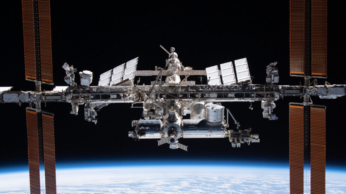 nasa-orders-“controlled-medical-evacuation”-from-the-international-space-station
