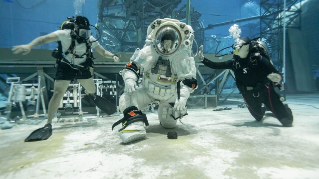 former-astronaut-on-lunar-spacesuits:-“i-don’t-think-they’re-great-right-now”