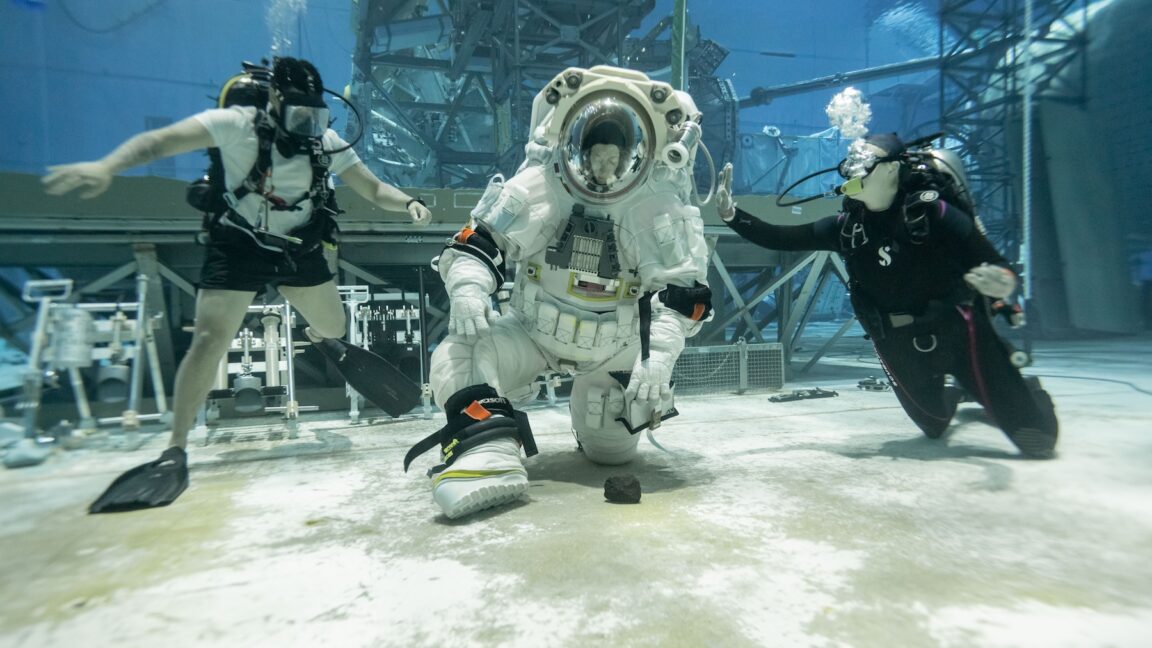 former-astronaut-on-lunar-spacesuits:-“i-don’t-think-they’re-great-right-now”