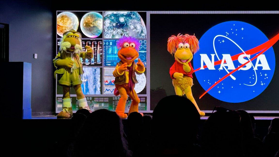 nasa-stage-show-explores-“outer”-outer-space-with-henson’s-fraggles