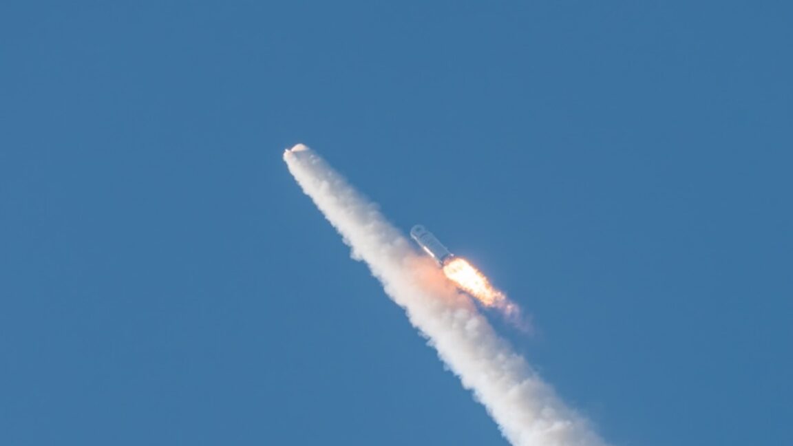 china-showcases-new-moon-ship-and-reusable-rocket-in-one-extraordinary-test