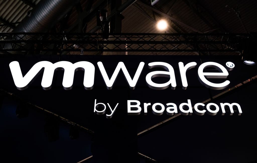 most-vmware-users-still-“actively-reducing-their-vmware-footprint,”-survey-finds